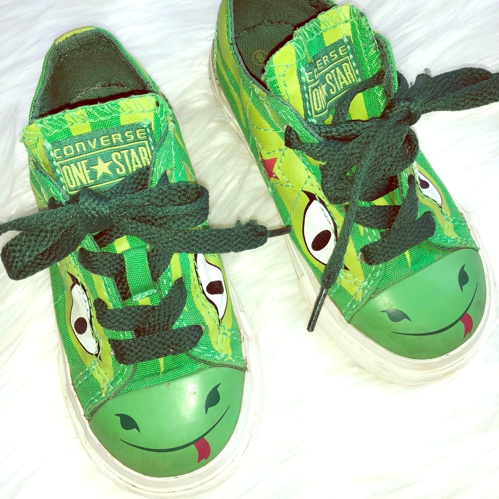 Boys converse